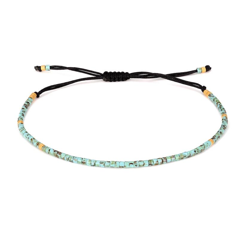 Un bracelet macramé simple avec une décoration en pierre naturelle et un nœud coulissant plat