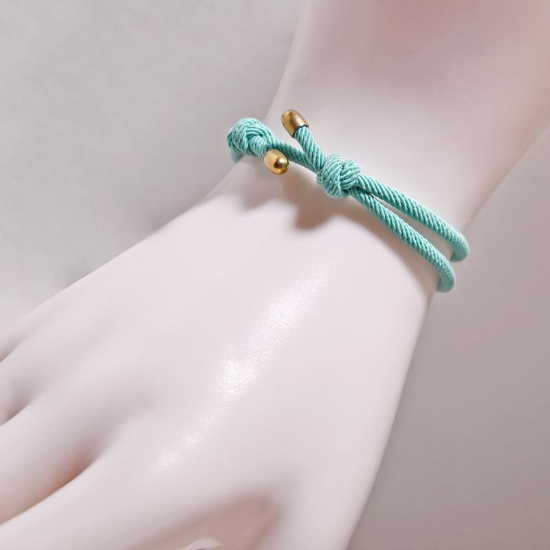 Un bracelet en macramé en fil de coton