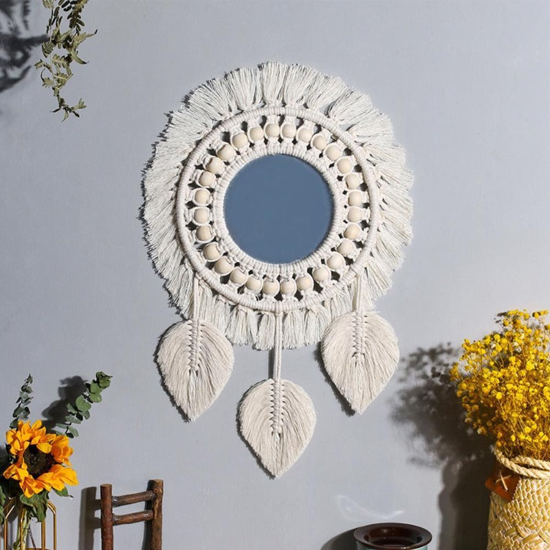 Le miroir macramé avec plume et décoré de perles en bois naturelles