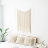 Une décoration tête de lit en macramé faite main en coton naturel
