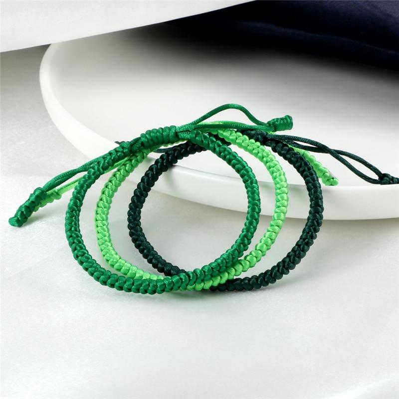 Découvrez notre bracelet style macramé disponible en 3 fils de verts