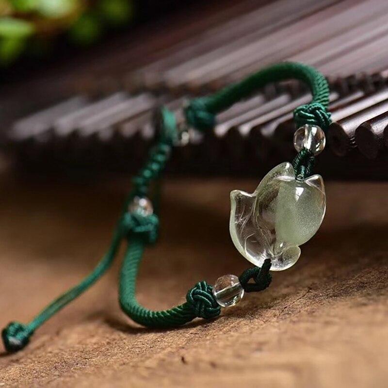 Notre bracelet pour homme arbore une pierre de cristal fantôme verte en forme de renard et un maillage en macramé robuste