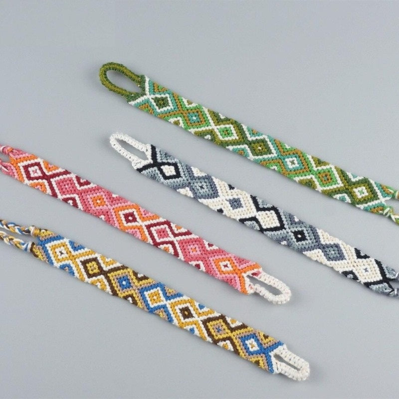 Découvrez notre bracelet à nœud plat fait en coton avec ses motifs ethniques