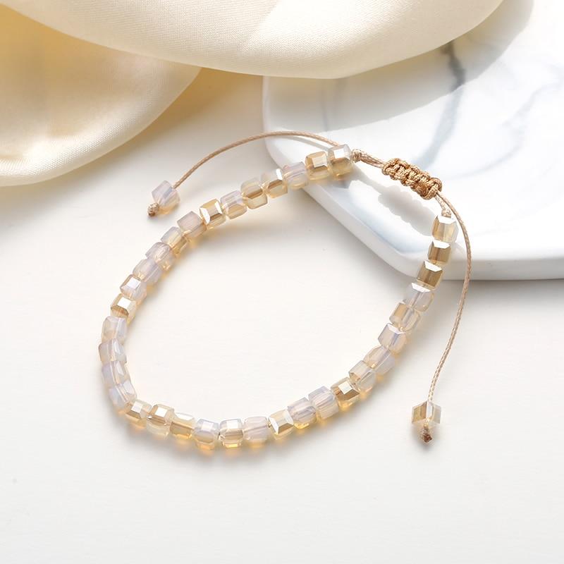 Craquez pour notre bracelet macramé décoré de cristaux beiges en deux tons