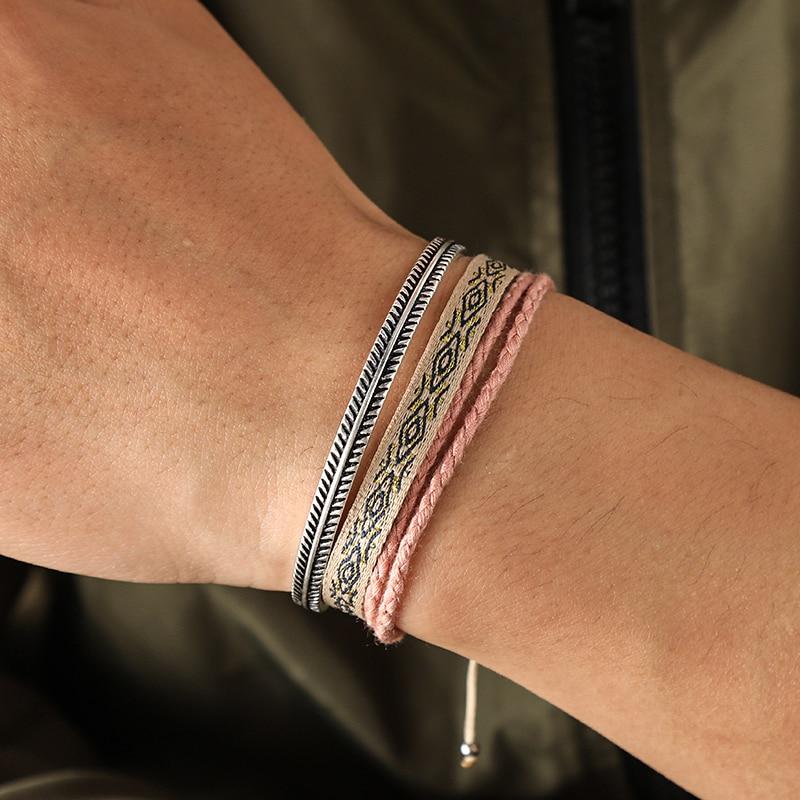 Découvrez notre set de trois bracelet style macramé composé d'un jonc et de deux bracelets