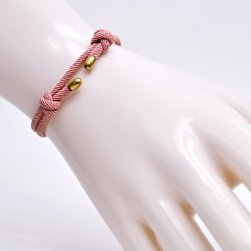 Découvrez notre bracelet style macramé en double nœuds coulissants