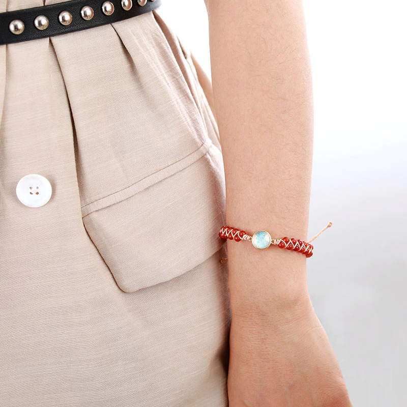 Craquez pour le bracelet de perles en onyx rouge avec son maillage en macramé torsadé