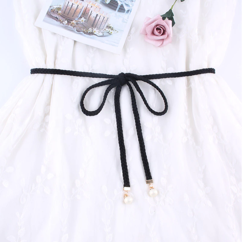 Une ceinture macramé simple en tissage fin et décorée de perles.