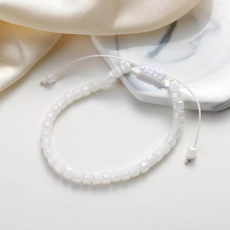Voici notre bracelet stone, une pièce simple et chic dans un blanc immaculé