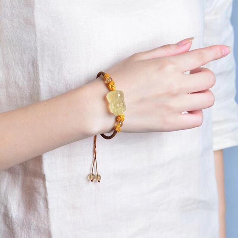 Portez un beau bracelet fait main en coton macramé décoré d'une pierre semi-précieuse en cristal jaune