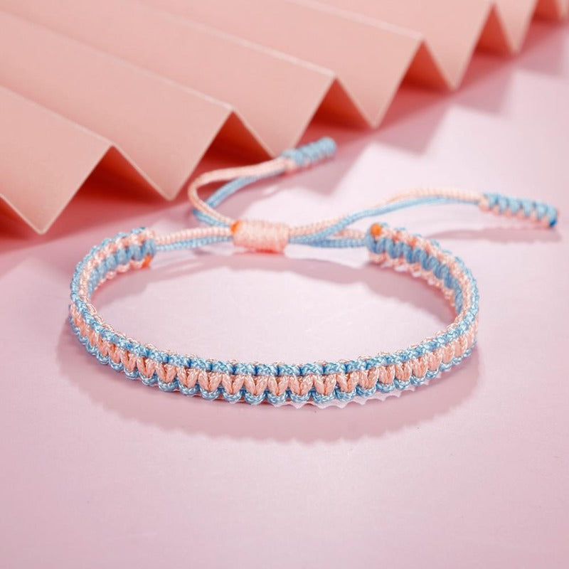 Découvrez notre bracelet zig zag avec sa décoration colorée en macramé