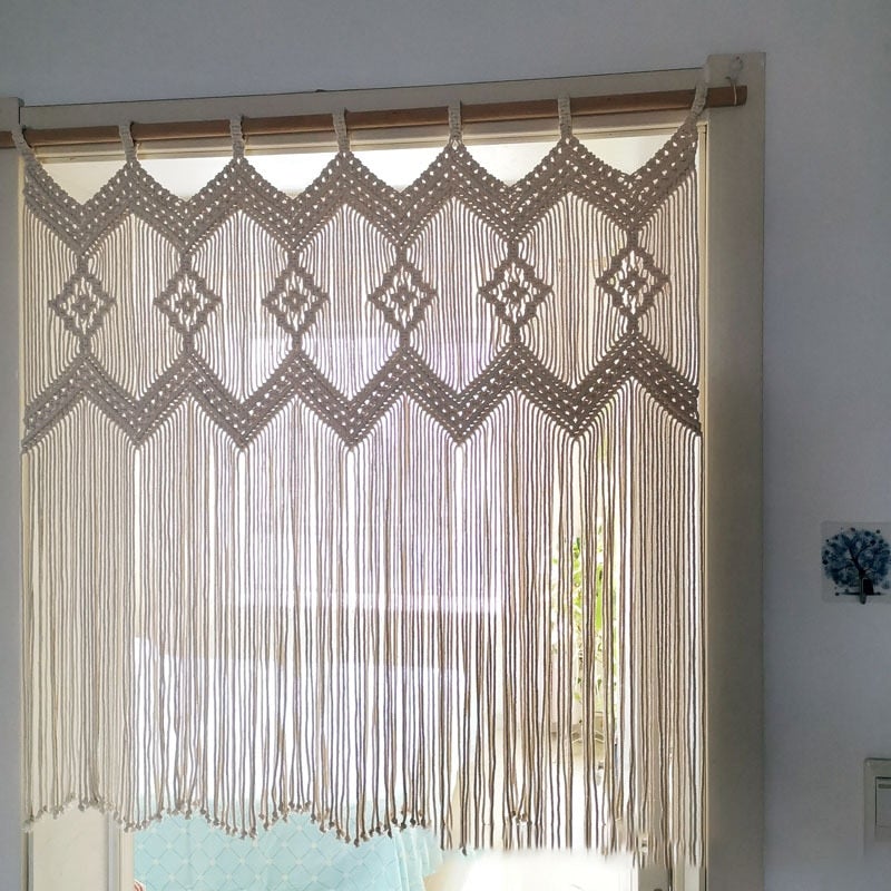 Un de nos rideaux brise bise macramé favori avec de jolies motifs géométriques