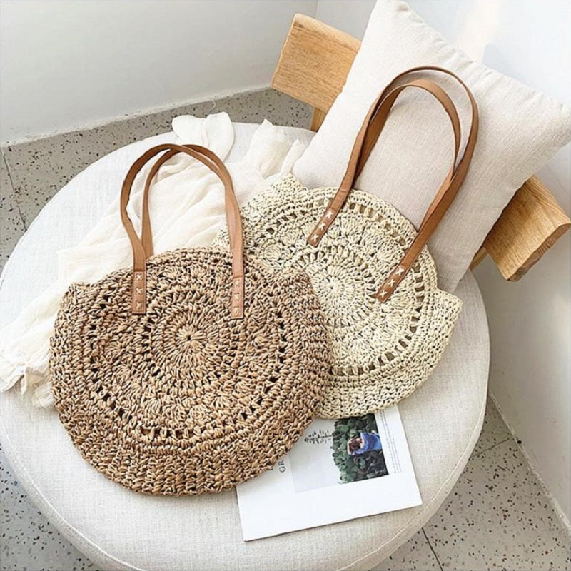 Un sac en macramé rond simple et épuré en osier pour un style estival parfait