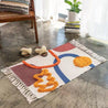 Un tapis en macramé et coton aux motifs abstraits et colorés